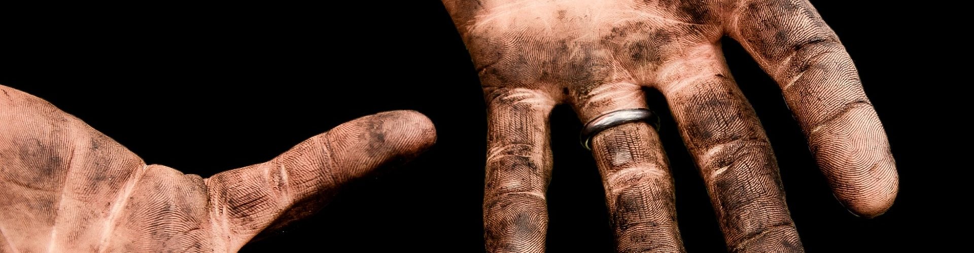 manos sucias de grasa