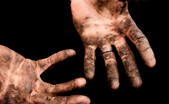 manos sucias de grasa