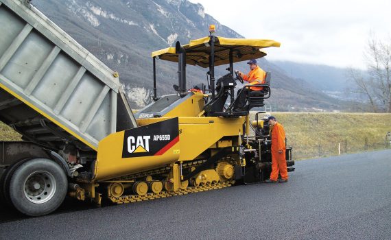 asfaltadora caterpillar